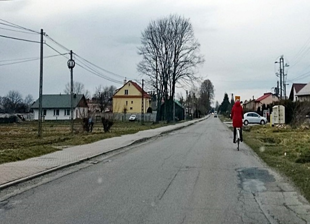 ZDJĘCIE: S. OSKARBKI Asfalt na drodze powiatowej w Kozodrzy wykruszył się na krawędziach jezdni