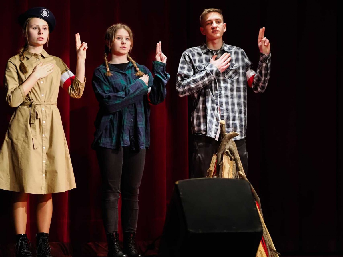 ZDJĘCIA: GOKiW WIELOPOLE SKRZYŃSKIE Młodzież z wielopolskiego Katolickiego Stowarzyszenia Młodzieży prezentowała okolicznościową inscenizację