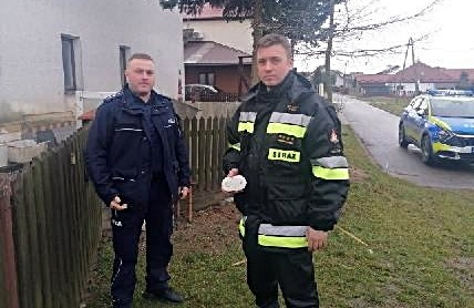 ZDJĘCIE: KPP ROPCZYCE Policjant i strażak prowadzą rozmowy z mieszkańcami powiatu ropczycko - sędziszowskiego