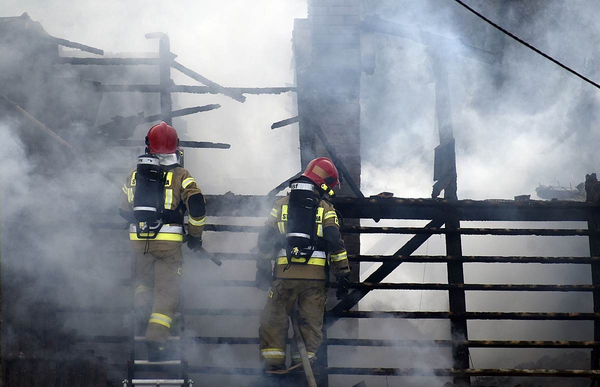 ZDJĘCIA: W. NAJA  Strażacy gaszą dach palącego się domu