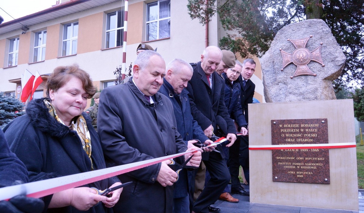 ZDJĘCIA: S. OSKARBSKI Wicestarosta Bernadeta Frysztak, senator Zdzisław Pupa i inni przecinają wstęgę odnowionego pomnika