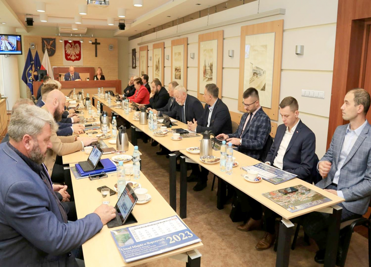ZDJĘCIE: W. NAJA  Radni Rady Miejskiej w Ropczycach podczas obrad