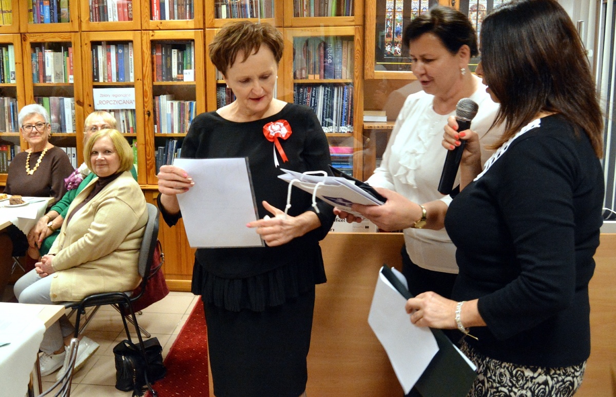 ZDJĘCIE: MiPBP ROPCZYCE Jadwiga Jasińska (w środku) przyjmuje dyplom.