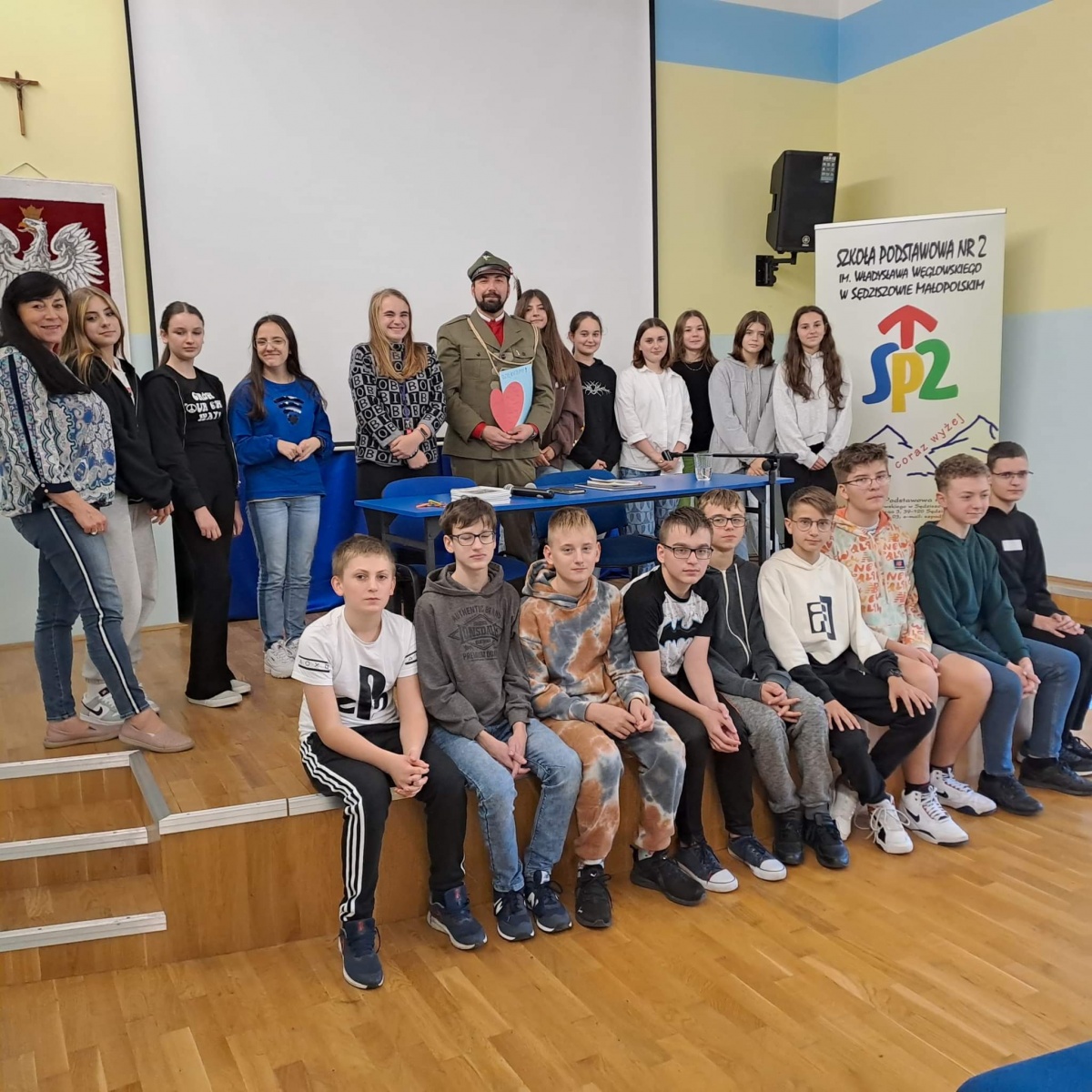 ZDJĘCIE: SP 2 SĘDZISZÓW MAŁOPOLSKI Waldemar Wilk wśród uczniów SP nr2