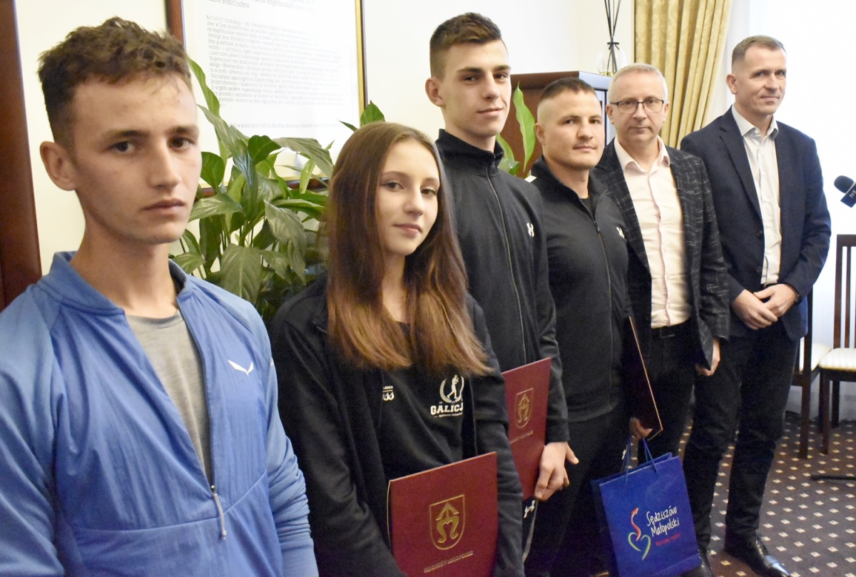 ZDJĘCIE: W. NAJA Sportowcy z burmistrzem Bogusławem Kmieciem i przewodniczącym Rady Miejskiej Markiem Pająkiem