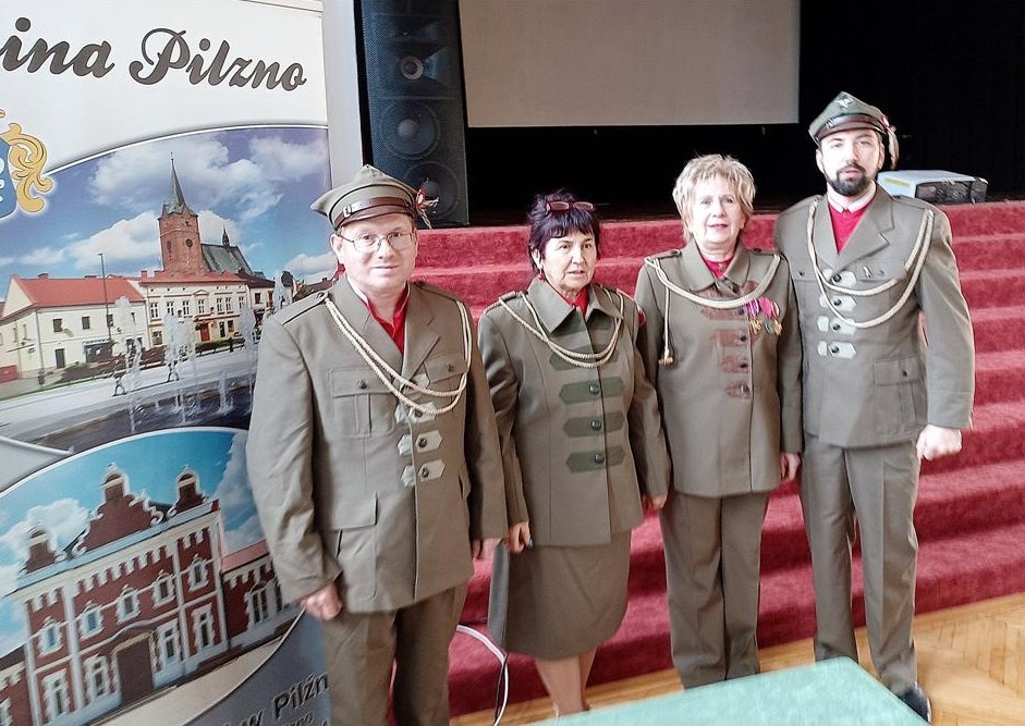 ZDJĘCIE: TG SOKÓŁ ROPCZYCE Na zdjęciu (od lewej) stoją Piotr Bakota i Anna Panek z Sokoła w Ropczycach, Celina Chorążak, prezes TG Sokół w Pilźnie oraz Waldemar Wilk.