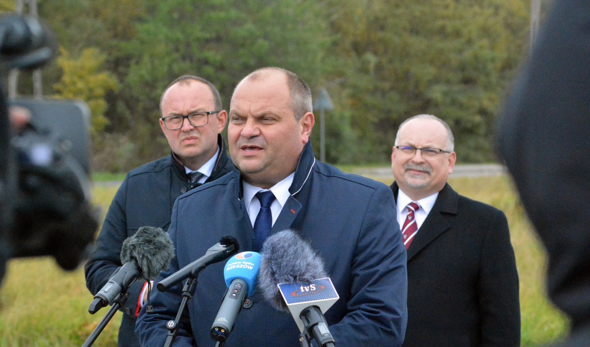 ZDJĘCIA: S. OSKARBSKI Starosta Witold Darłak, a za nim z lewej wójt Grzegorz Ożóg i z prawej Jacek Magdoń, radny sejsmiku mówili o tym jak realna jest budowa zjazdu z A4