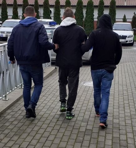 ZDJĘCIE: KPP ROPCZYCE Policjanci z zatrzymanym podejrzanym o włamania i kradzieże