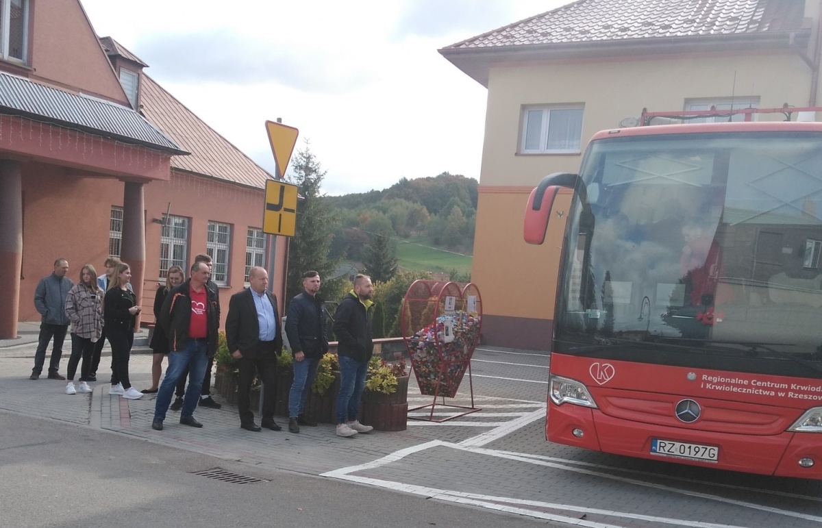 ZDJĘCIE: UG WIELOPOLE SKRZYŃSKIE Chętni by oddać krew czekali w kolejce do autobusu Regionalnego Centrum Krwiodawstwa i Krwiolecznictwa w Rzeszowie
