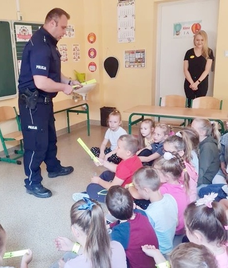 ZDJĘCIE: KPP ROPCZYCE Policjant z ropczyckiej komendy w czasie spotkania w szkole