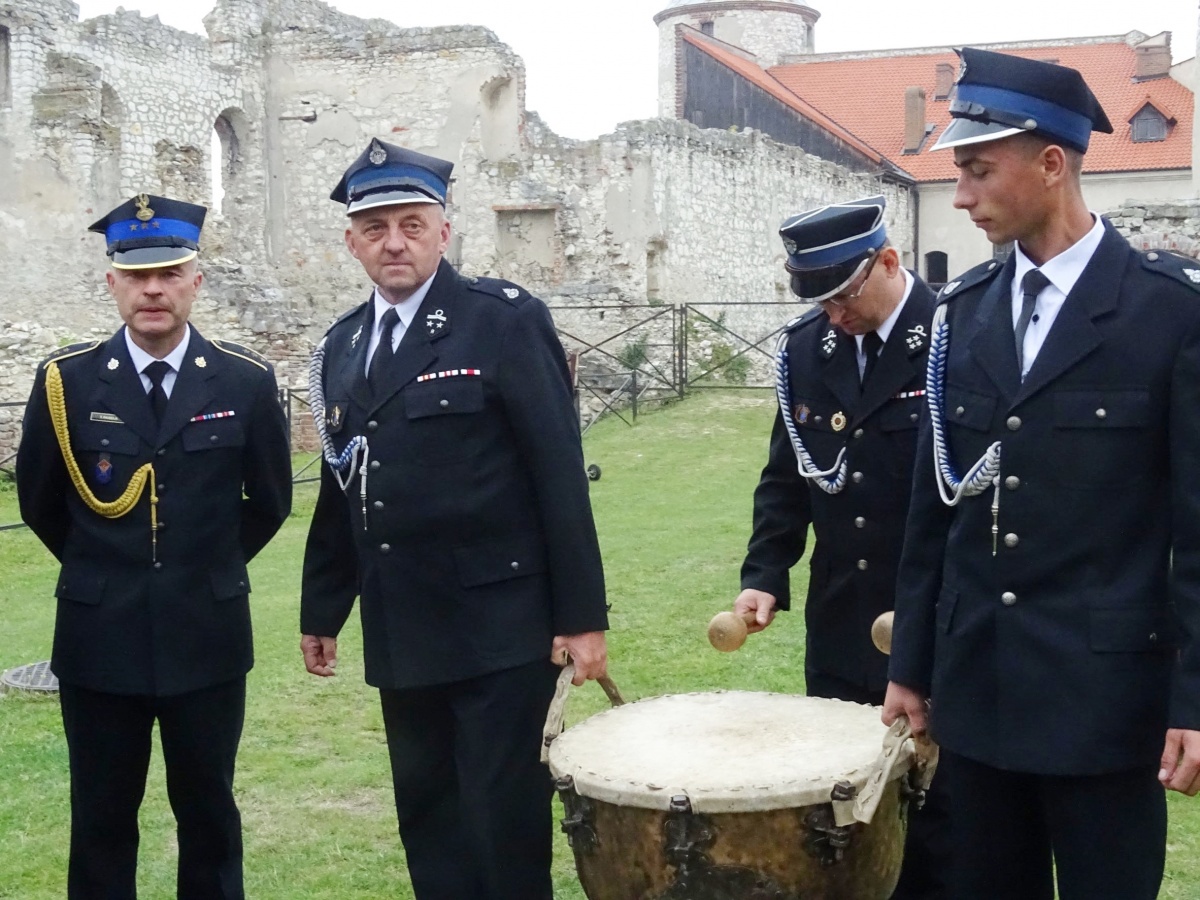 ZDJĘCIE: KANTORÓWKA Strażacy z OSP Wielopole na dziedzińcu zamku Janowiec koło Kazimierza Dolnego