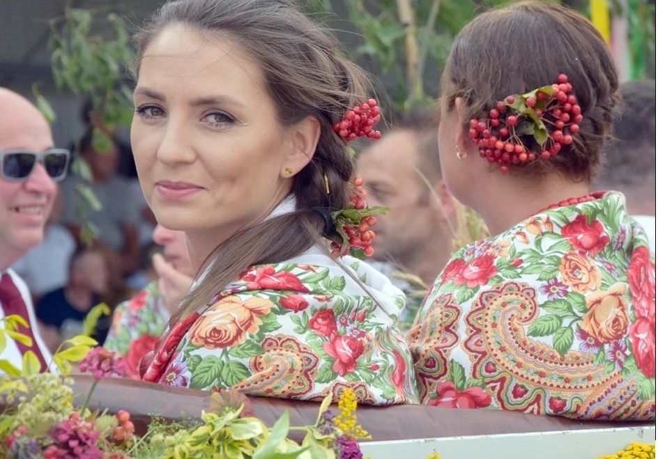 ZDJĘCIE: GOKIW WIELOPOLE Kwieciste ludowe stroje w czasie dożynek podkreślają urodę gospodyń i panien