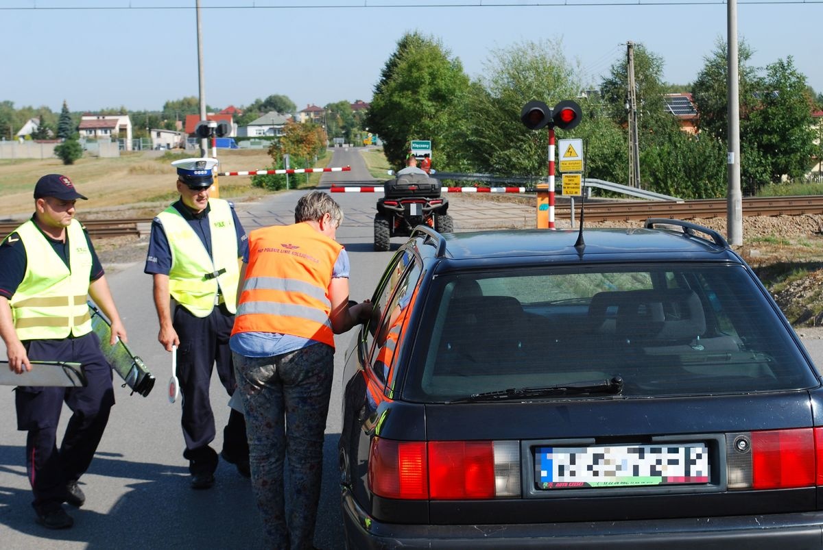 ZDJĘCIE: KPP ROPCZYCE Widok tylu mundurowych na raz wzbudzał konsternację kierowców
