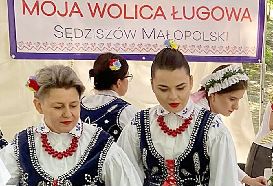 ZDJĘCIE: KGW MOJA WOLICA ŁUGOWA Woliczanki dbają nie tylko o potrawy, ale też podtrzymują tradycje dotyczące noszenia tradycyjnych odświętnych ubrań przez gospodynie wiejskie
