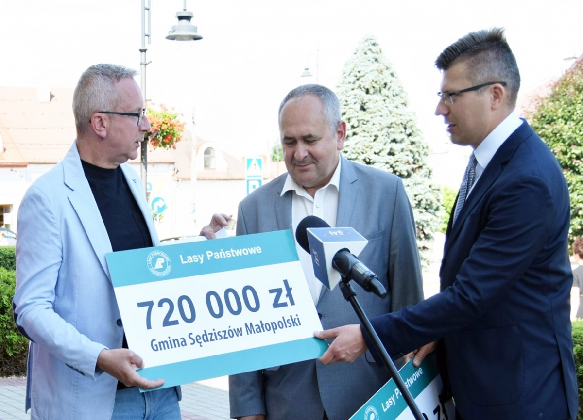 ZDJĘCIE: UM SĘDZISZÓW MŁP.  Przekazaniu informacji o dofinansowaniu towarzyszyła marketingowa otoczka polityków związanych z PiS