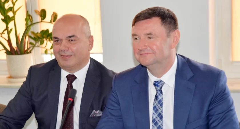 ZDJĘCIE: STAROSTWO Wicestarosta Jacek Róg (nz. z lewej) pochodzi z Gnojnicy, jako strażak zawodowy doszedł do funkcji Komendanta PSP w Ropczycach. W ostatnich latach był zastępcą Grzegorza Ożoga, wójta gminy Ostrów. Piotr Kapusta, emerytowany oficer po zakończeniu 18 letniej kariery wojskowej jako logistyk w jednostce w Lublinie. Był w ostatnich 7 latach zastępcą Bogusława Kmiecia, burmistrza Sędziszowa Małopolskiego. Zajmował się inwestycjami, sprawnie działał w administracji gminy.