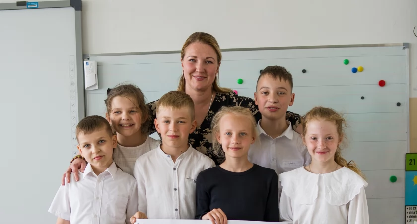 ZDJĘCIE: SP SKRZYSZÓW Członkowie zespołu ze swoją nauczycielką