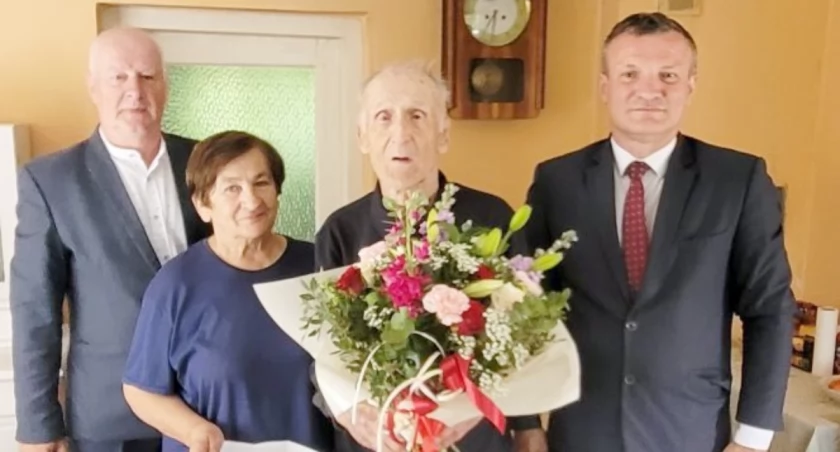 ZDJĘCIE: UG IWIERZYCE  Pan Ryszard Migała w towarzystwie wójta Filipka (z prawej)