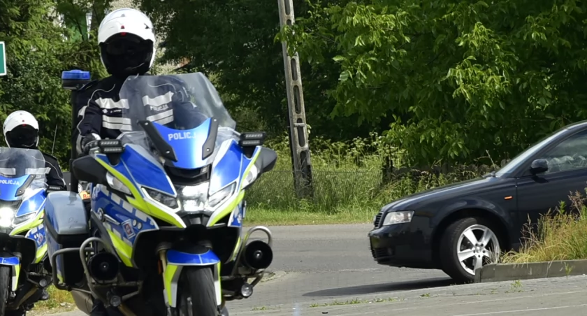 ZDJĘCIA: W. NAJA  Policjanci zatrzymali audi do rutynowej kontroli