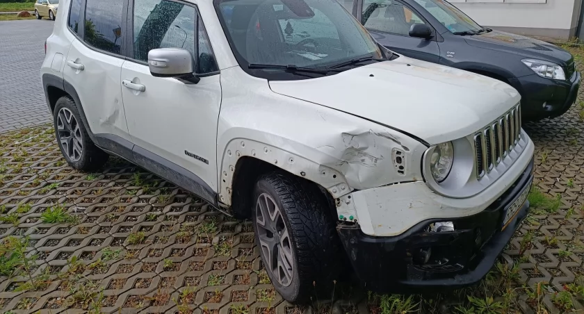 ZDJĘCIE: W. NAJA Jeep miał widoczne uszkodzenia z prawej strony z przodu 
