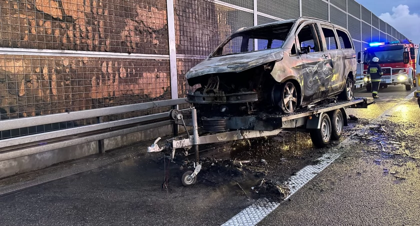 ZDJECIE(4): OSP OSTRÓW  Laweta z płonącym busem mercedes stałą na pasie awaryjnym przy barierach energochłonnych