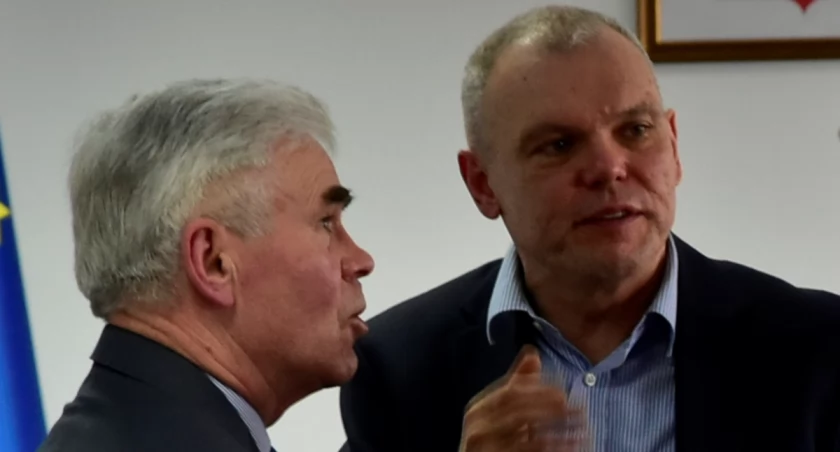 ZDJĘCIE: W. NAJA Józef Drozd (z lewej) w poprzedniej kadencji rady powiatu był w klubie Samorząd i Gospodarka, czyli w tym samym co Wiesław Rygiel ( z prawej). Drozd do wyborów poszedł z PiS-em i teraz obaj znaleźli się w rywalizujących obozach.  