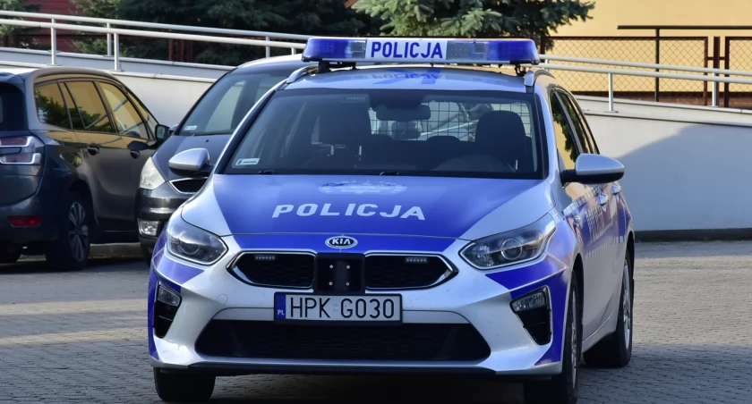 ZJĘCIE: W. NAJA  Radiowóz przy Komendzie Powiatowej Policji w Ropczyach 