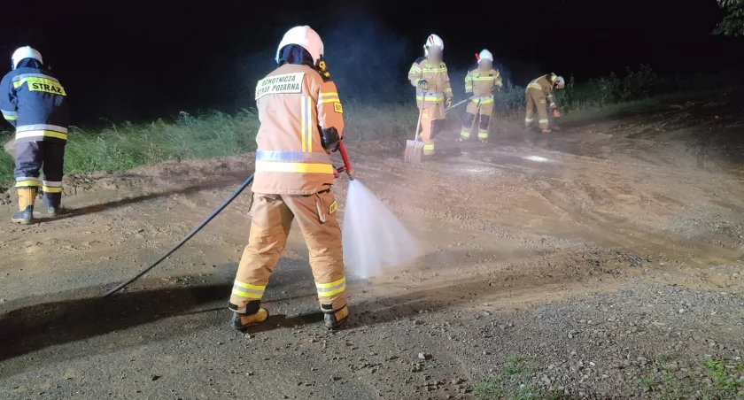 ZDJĘCIE: FACEBOOK/OSP KSRG WIELOPOLE SKRZYŃSKIE Zastęp druhów z Wielopola późnym wieczorem w piątek pojechał odblokować drogę