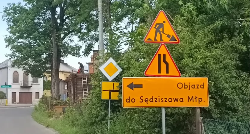 ZDJĘCIE: W. NAJA Tak wygląda oznakowanie objazdu dla kierowców, którzy do Góry Ropczyckiej wjeżdżają drogą powiatową od strony Zagorzyc