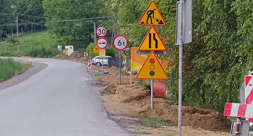 ZDJĘCIE: W. NAJA Nachylenie jezdni, zakręty i duży zakres prac na drodze powiatowej w Okoninie w kierunku Lubizny