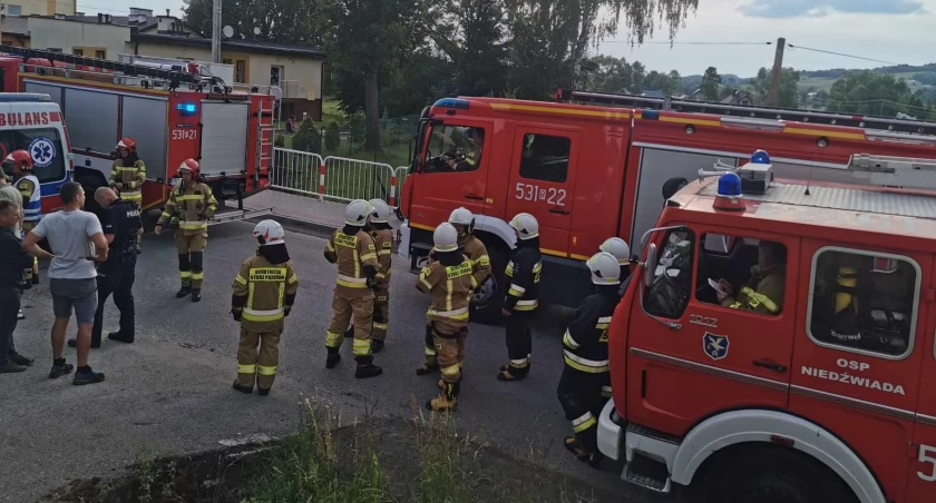 Zdjęcie: OSP NIEDŹWIADA Strażacy w miejscu w którym doszło do zderzenia