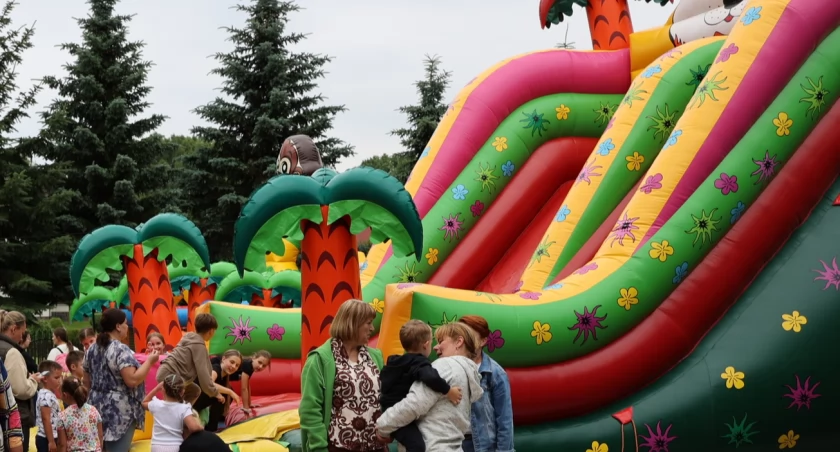 ZDJĘCIE: CK ROPCZYCE  Ropczyckie Centrum Kultury  12 czerwca imprezę z atrakcjami dla dzieci zorganizowało przy  Domu Kultury w Niedźwiadzie. Były zabawy z animatorem, dmuchane zabawki i przysmaki. Teraz czas na Witkowice. 