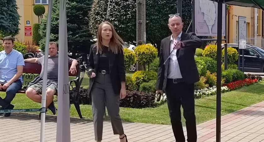 ZDJĘCIE: W. NAJA Katarzyna Hagdej, dyrektor MGOK i Przemysław Tejkowski (z prawej) przed sędziszowskim ratuszem w czasie Dnia Francuskiego