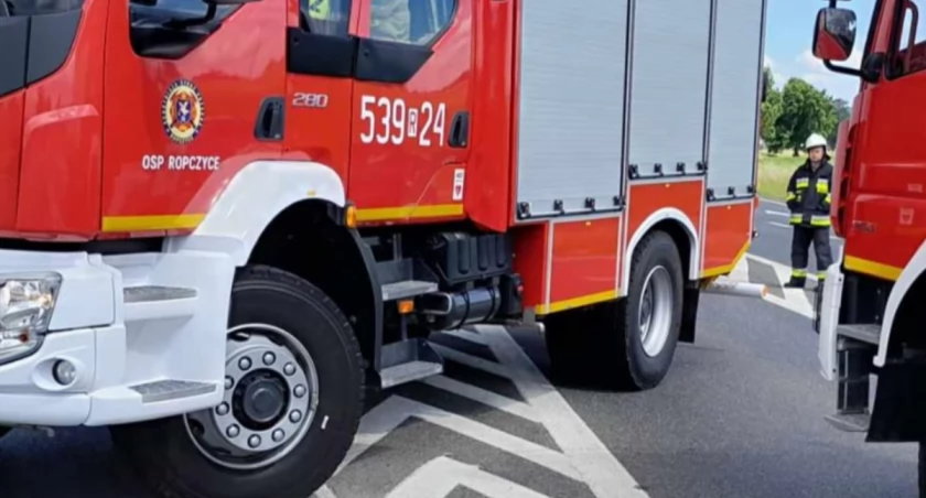 ZDJĘCIE: FACEBOOK/OSP ROPCZYCE ŚRÓDMIEŚCIE Miejsce zdarzenia, oprócz strażaków zawodowych, zabezpieczał zastęp OSP