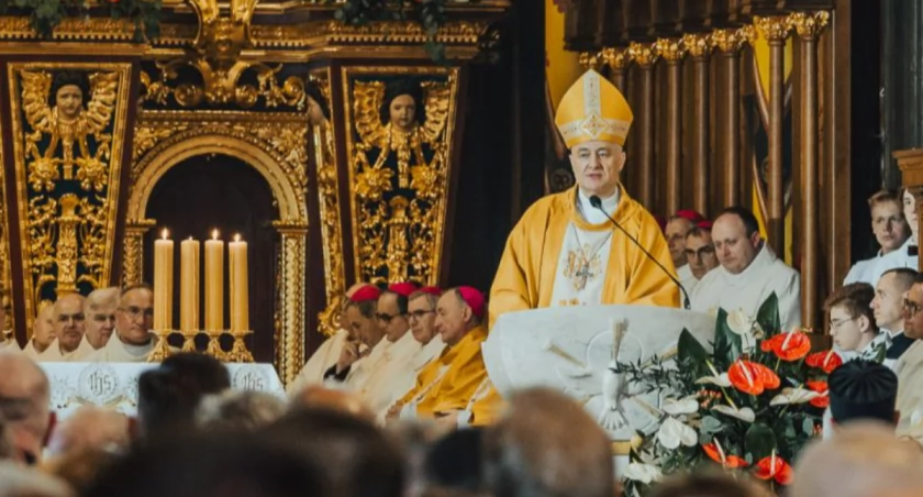 ZDJĘCIE:DIECEZJA SOSNOWIECKA/J. OLESIŃSKI Biskup Artur Waży podczas ingresu w katedrze sosnowieckiej