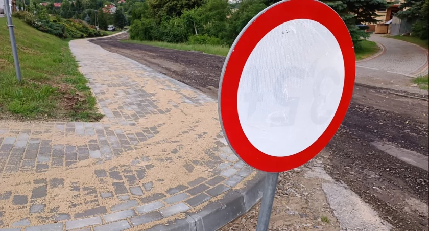 ZDJĘCIE: W. NAJA W ubiegłym tygodniu chodnik przy remontowanej drodze od strony centrum Olchowej był już ukończony.