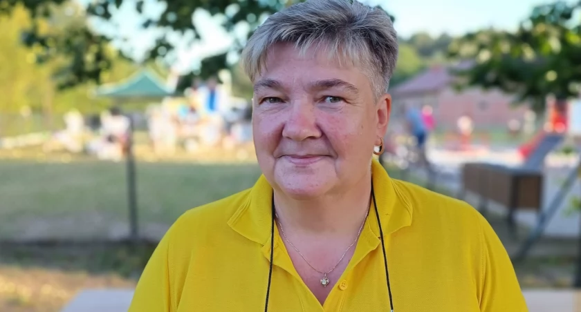 ZDJĘCIE: W. NAJA Pani Halina Rokosz to szefowa KGW w Cierpiszu. Jak mówi, w miejscowości jest wielu ludzi, którzy potrafią współpracować i dzięki temu udaje się przygotowywać pikniki jak ten niedzielny.