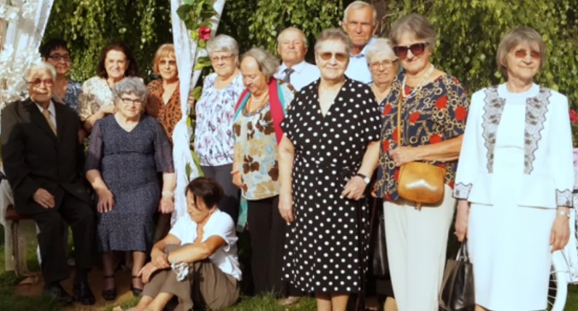  ZDJĘCIE: J. GŁÓD Od lewej: pan Edward Oleś i pani Emilia Jasińska oraz pozostali uczestnicy.