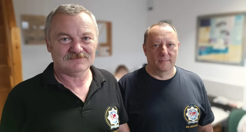 ZDJĘCIE: W. NAJA  Zdzisław Kwiek i Janusz Bukowski z IPA w Ropczycach podkreślają, że sobotni piknik będzie łączył elementy zabawy z nauką bezpiecznych zachowań i relaksem. Będzie też okazja by przekazać datek na operację małego Krzysia.