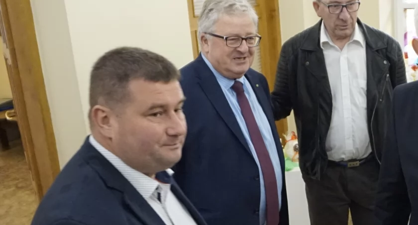 FOTO: W. NAJA  Arkadiusz Bęben (pierwszy z lewej) to znany w Ropczycach działacz Polskiego Stronnictwa Ludowego