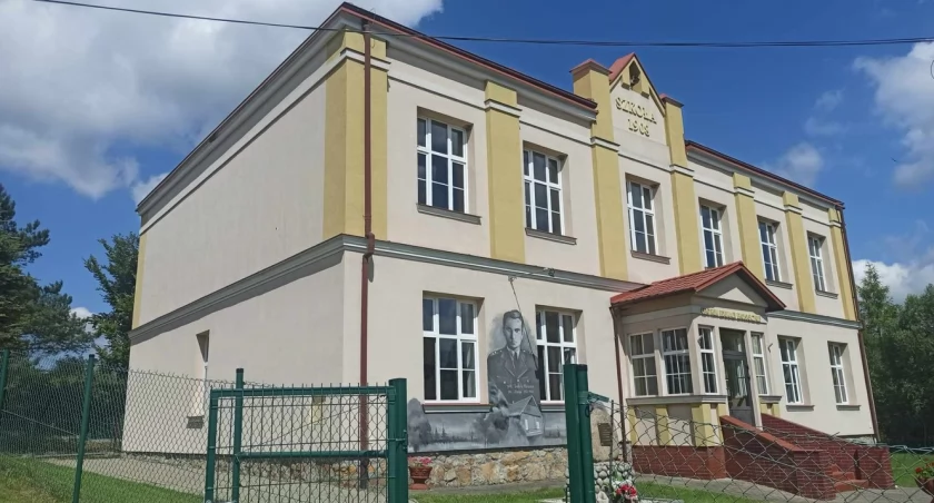 Zdjęcie: Urząd Gminy Wielopole Skrzyńskie - Stara szkoła w Brzezinach, ze względu na stan techniczny, jest obecnie wyłączona z użytkowania.