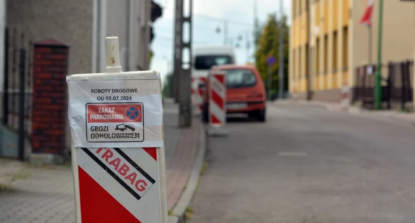 ZDJĘCIE: S. OSKARBKI Drogowcy ustawili znaki z informacją, że pozostawione auta mogą być odholowane