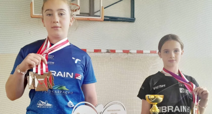 ZDJĘCIE: A. PORĘBA Małgorzata (z lewej) i Wiktoria Poręba w tym sezonie zdobyły sporo medali. Co najważniejsze, stają się coraz lepszymi zawodniczkami, stale podnoszą swoje umiejętności. 