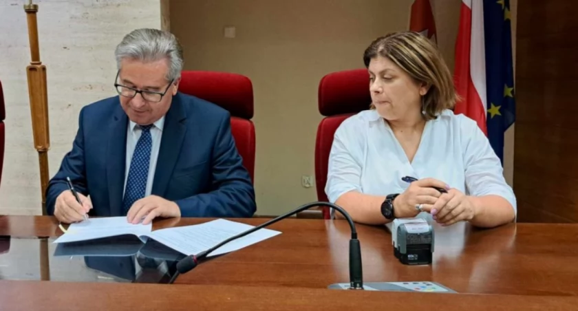ZDJĘCIE: UM ROPCZYCE  Burmistrz Ropczyc, Kazimierz Moskal i Beata Malec, skarbnik Ropczyc w Urzędzie Marszałkowskim, podczas podpisywania umowy dotyczącej udzielenia dofinansowania.