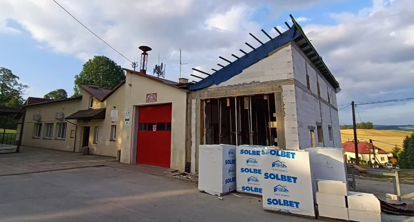 ZDJĘCIE: W. NAJA Garaż stoi już w stanie surowym. Teraz czas na prace wykończeniowe. Budynek będzie miał instalację wod-kan, c.o. i elektryczną.