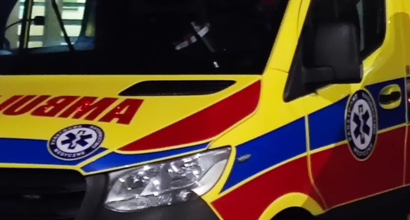 ZDJĘCIE: D. KIEŁEK Ambulans zabrał ranną w wypadku osobę do szpitala