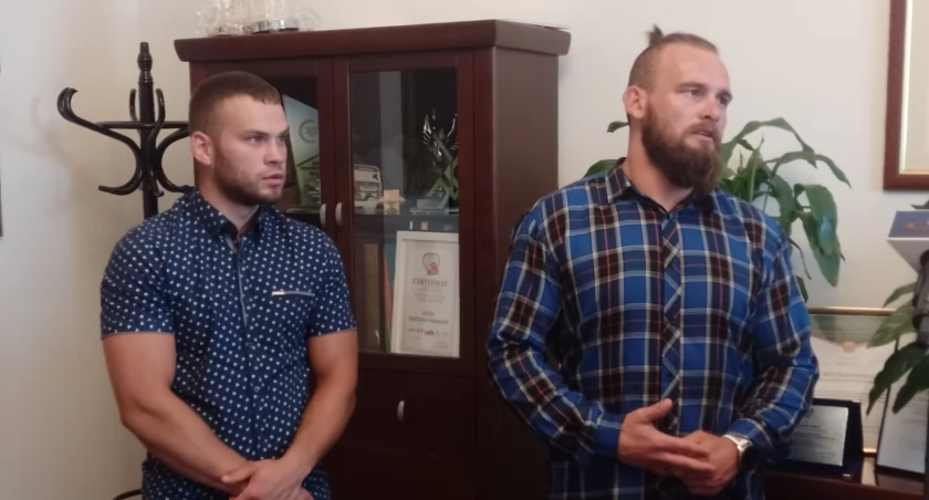 Zdjęcie: Sławomir Oskarbski - Krzysztof Sitek (na zdjęciu z lewej) i Damian Ochał to mistrzowie Polski w sumo.