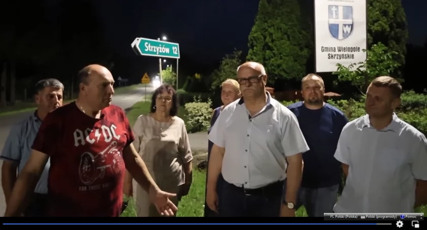 ZDJECIE: FACEBOOK/MAREK TĘCZAR Kadr z video, w którym wójt, Marek Tęczar, promuje nowe oświetlenie w Nawsiu relacją z nocnego przemarszu
