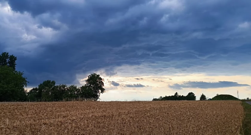ZDJĘCIE : W. NAJA Chmura nad Zagorzycami i Górą Ropczycką. Grad może pozbawić plonów rolników, wiele zbóż nadaje się już do koszenia. 