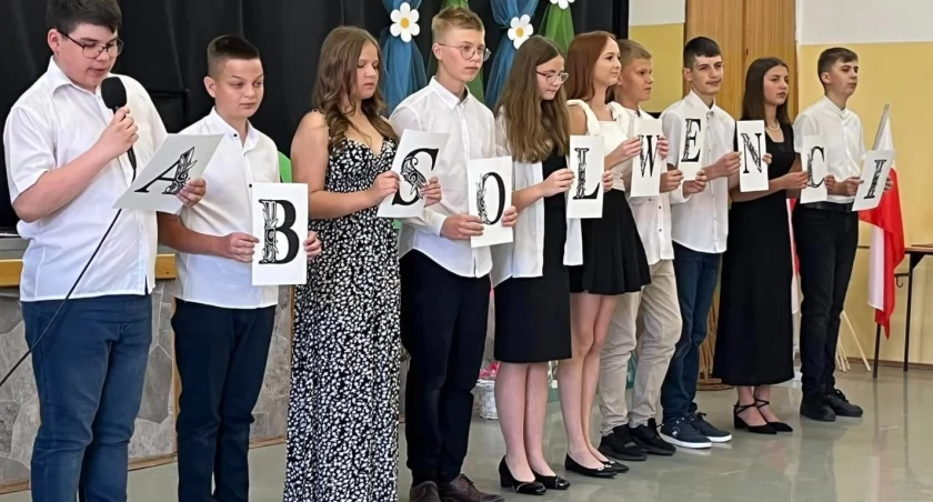 ZDJĘCIE: FACEBOOK/SP nr 5 w SĘDZISZOWIE MŁP. Uczniowie ze Szkoły Podstawowej numer 5 imienia Marii Konopnickiej na osiedlu Kawęczyn w Sędziszowie Małopolskim z angielskiego mieli średnią 78,5 procent. To albo najzdolniejsza młodzież w powiecie, jeśli chodzi o angielski, albo najlepiej uczona tego języka. 